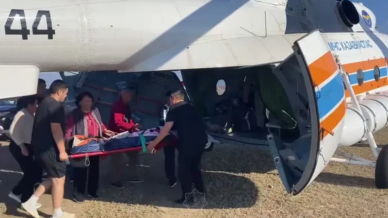 Спасатели на вертолете экстренно доставили пациента из Зайсана в Усть-Каменогорск