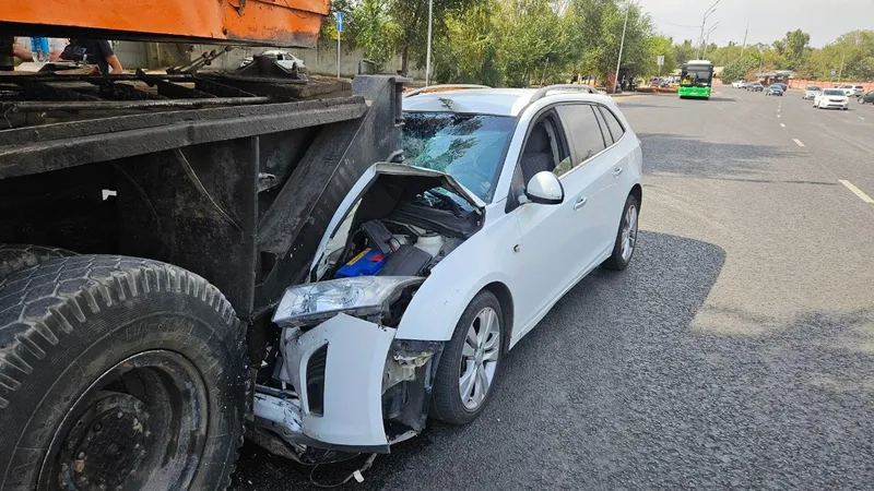 Муж с женой попали в серьезное ДТП в нижней части Алматы