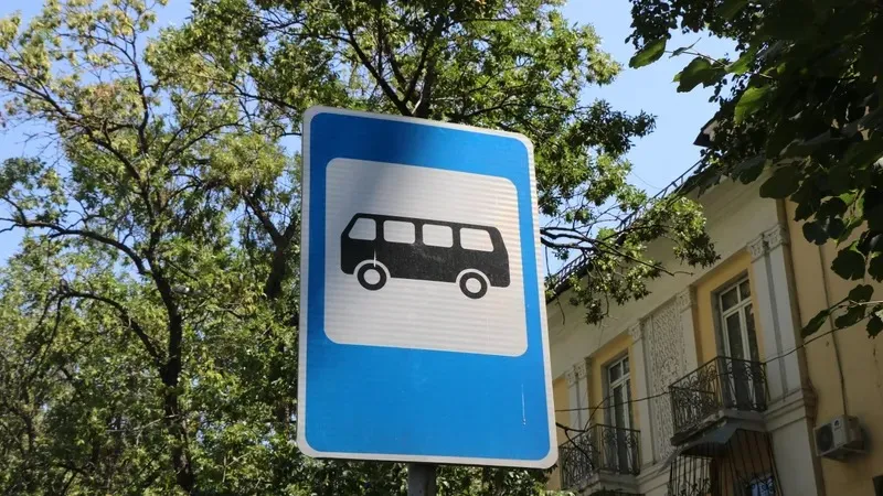 Пассажиры автобуса устроили драку на дороге около остановки в Алматы