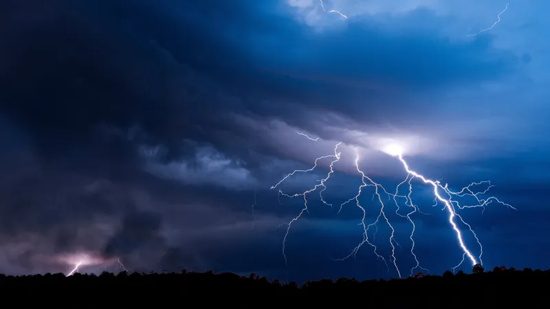 Ливень, гроза и град: синоптики рассказали о погоде на 15 сентября