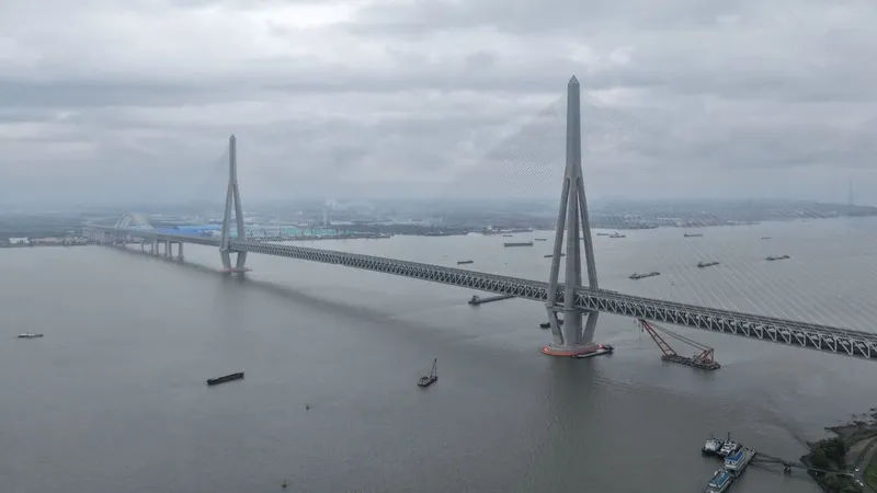 Китай открыл самый длинный в мире вантовый мост