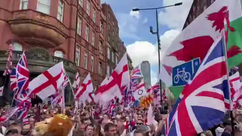 Более 100 тысяч человек вышли протестовать на улицы Лондона