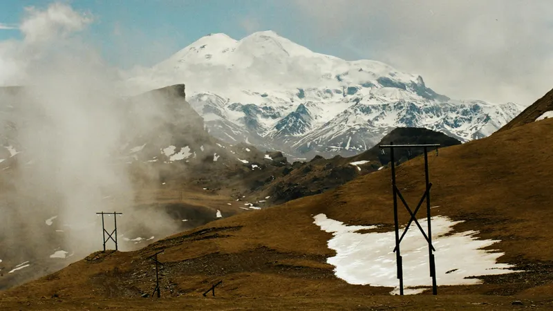 Альпинисты застряли на Эльбрусе без вещей после обрыва канатки