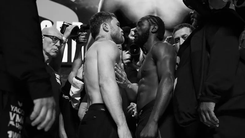 Канело проиграл Теренсу Кроуфорду "супербой" за звание абсолютного чемпиона мира