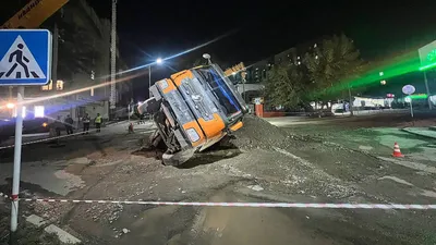 грузовик провалился в яму, фото - Новости Zakon.kz от 14.09.2025 20:18