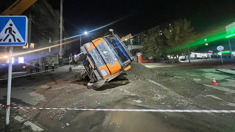 В Семее 15-тонник с грузом угодил в яму в результате коммунальной аварии