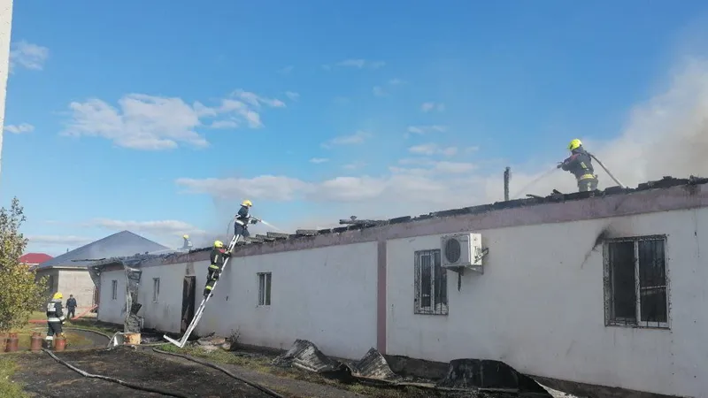 5 газовых баллонов вынесли спасатели при пожаре в Астане