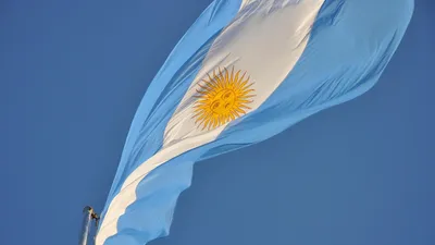 Флаг Аргентины, небо, ветер, фото - Новости Zakon.kz от 15.09.2025 08:43