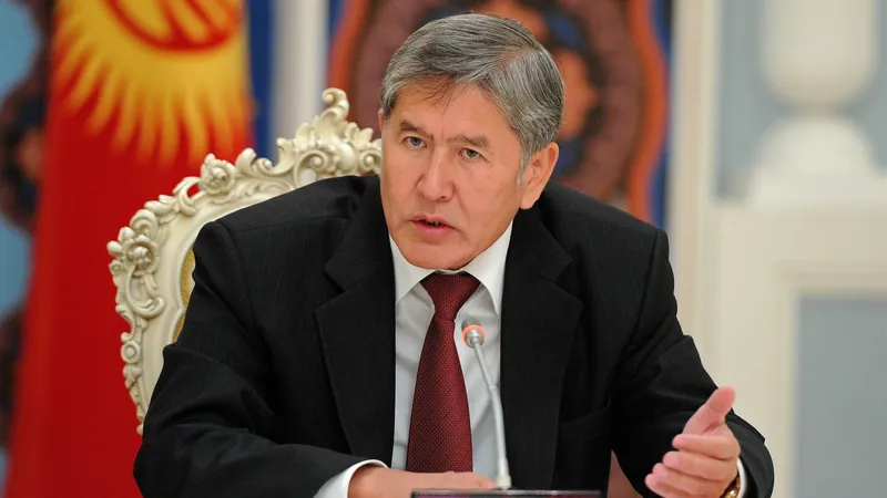 "Оставили на улице под дождем": семью экс-президента Кыргызстана принудительно выселили из дома