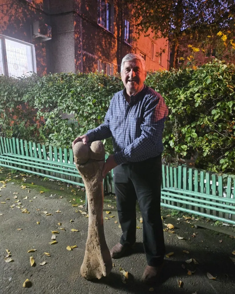 профессор держит кость мамонта, фото - Новости Zakon.kz от 15.09.2025 14:09