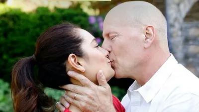 супруга Брюса Уиллиса рассказала, как пытается наладить с ним контакт, фото - Новости Zakon.kz от 16.09.2025 18:51