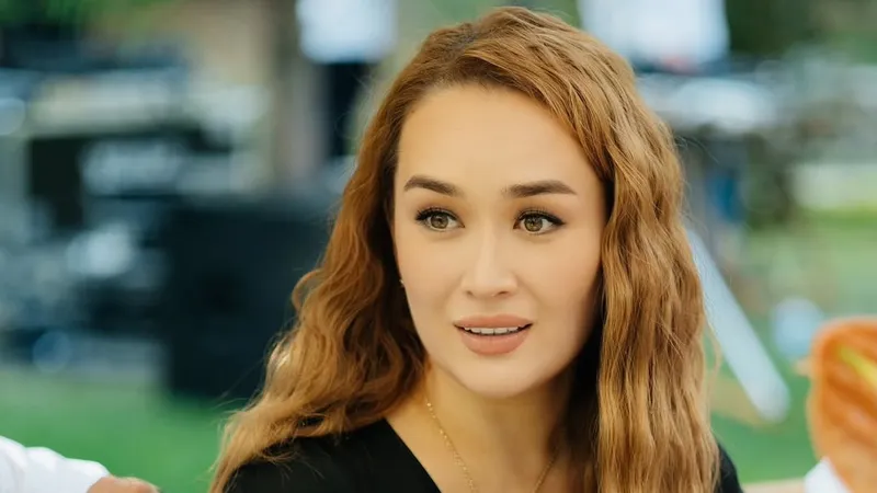 Невестка Розы Рымбаевой вызвала восхищение подписчиков новым образом