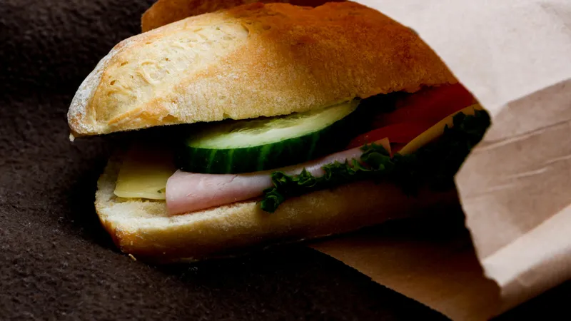 "Еда для бедных": диетолог раскритиковал привычный бутерброд на завтрак