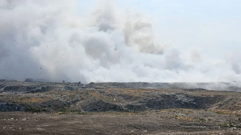 Жители в тумане: как дышится "соседям" горевшей свалки в Алматинской области