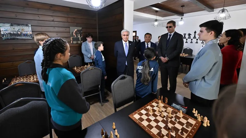 Токаев посетил Дом шахмат, который открыли на месте его резиденции в Акмолинской области