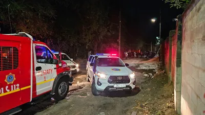 дожди в Алматы привели к разрушению дорогу и провалу автомобилей, фото - Новости Zakon.kz от 17.09.2025 00:18