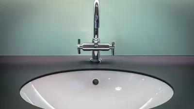 раковина с краном, фото - Новости Zakon.kz от 17.09.2025 10:02