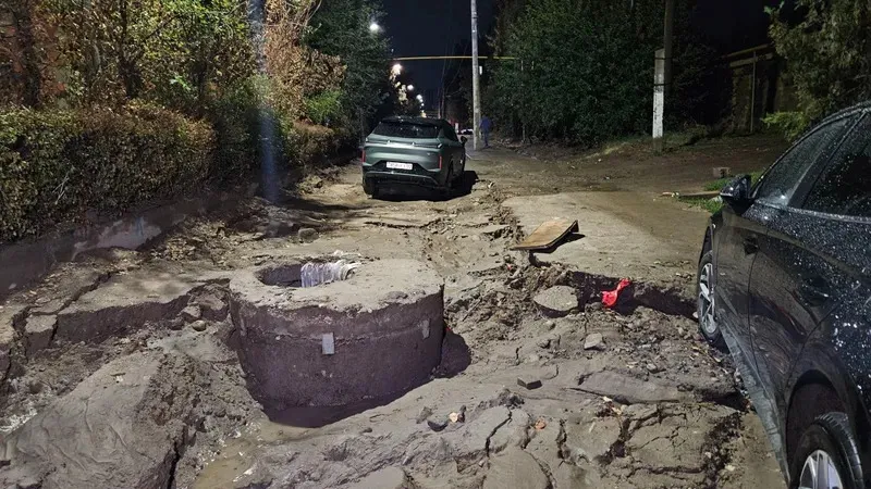 13 автомобилей повреждены после ночного дождя в Алматы