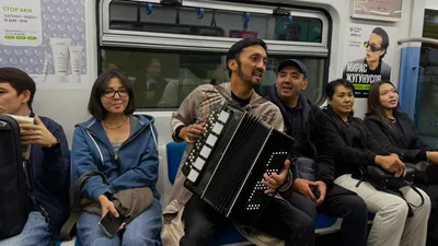 Перформанс артистов покорил пассажиров алматинского метро, фото - Новости Zakon.kz от 18.09.2025 17:11