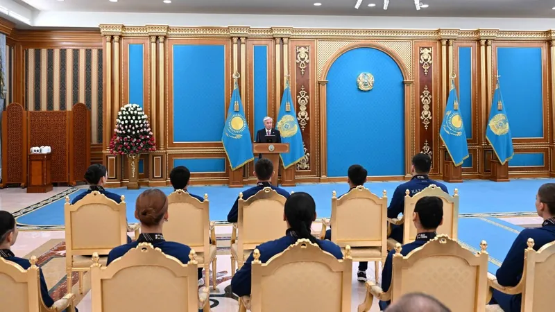 Токаев принял участие в церемонии награждения победителей и призеров ЧМ по боксу