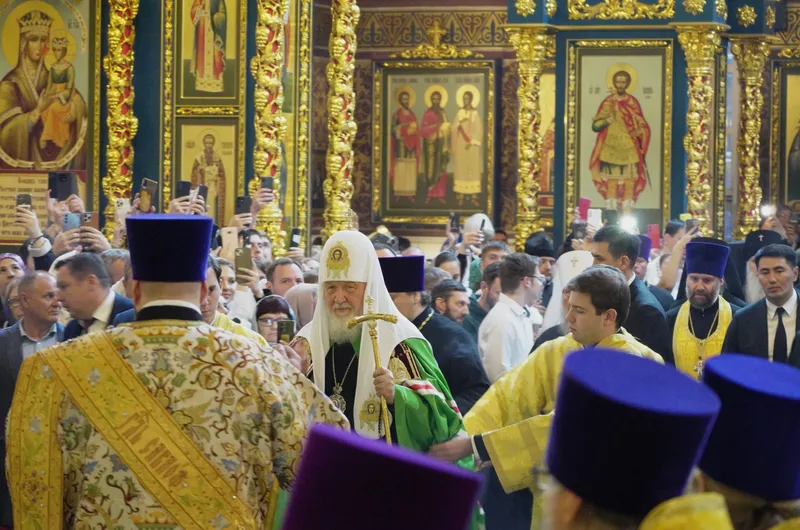 Патриарх Кирилл совершил молебен в Свято-Успенском соборе в Астане