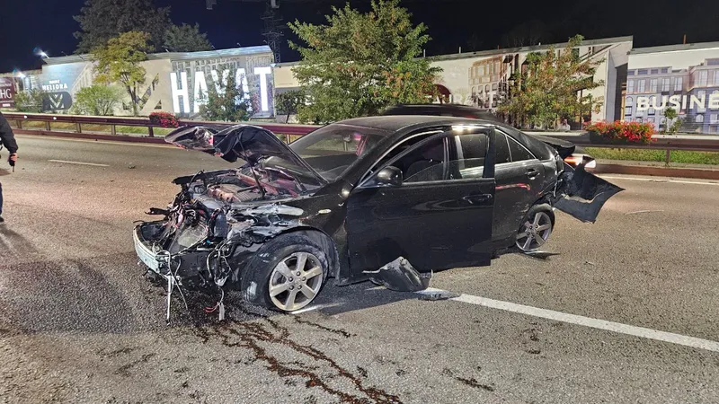 Три автомобиля столкнулись ночью в Алматы: водители чудом уцелели