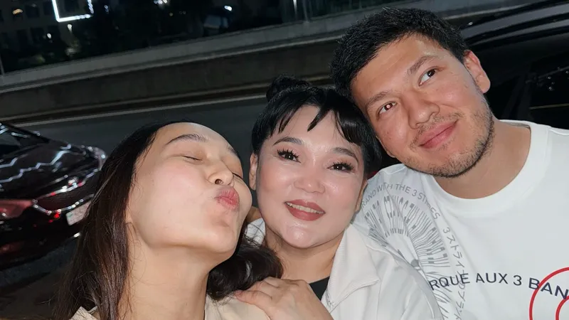 От "Уау!" до "Фильм ужасов снимали?!": новую фотосессию семьи Жанар Айжановой обсуждают в Казнете