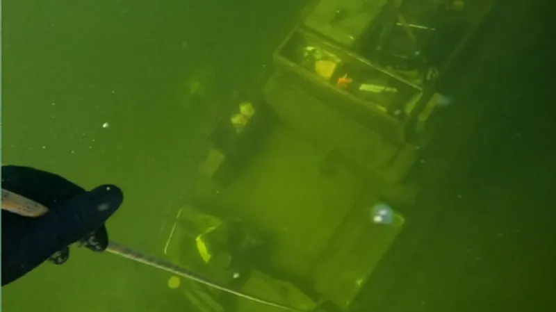 Водолазы в России сняли на видео затонувший с людьми вездеход