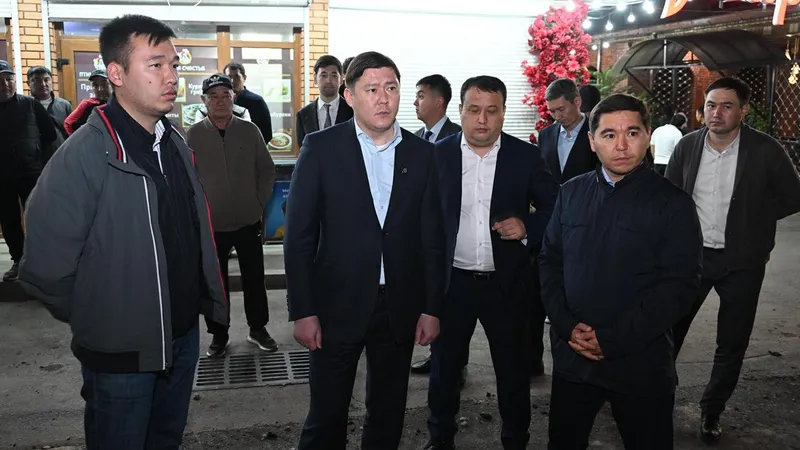 Заместитель акима Алматы Алмасхан Сматлаев проверил проблемные участки после ливня
