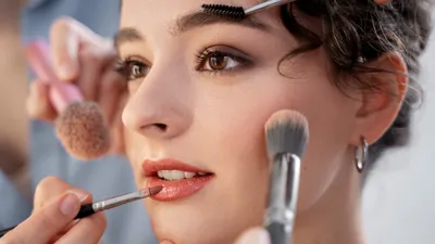 нанесение макияжа, фото - Новости Zakon.kz от 18.09.2025 18:36