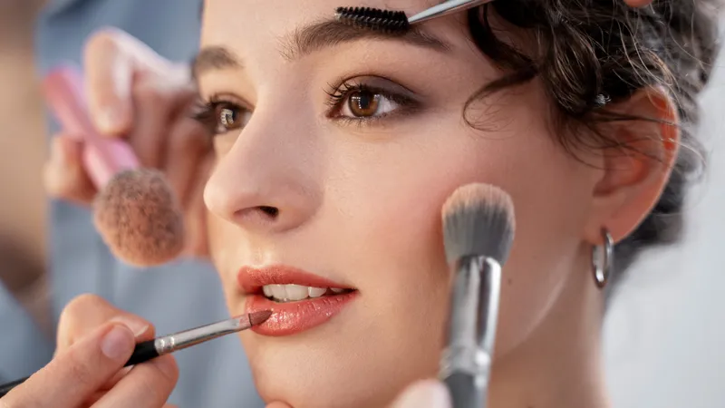 Опасность в косметичке: макияж может вызывать рак и бесплодие