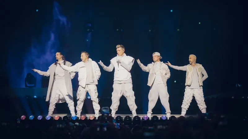 Backstreet Boys перехватили в аэропорту Алматы, чтобы надеть тюбетейки и вручить шоколад