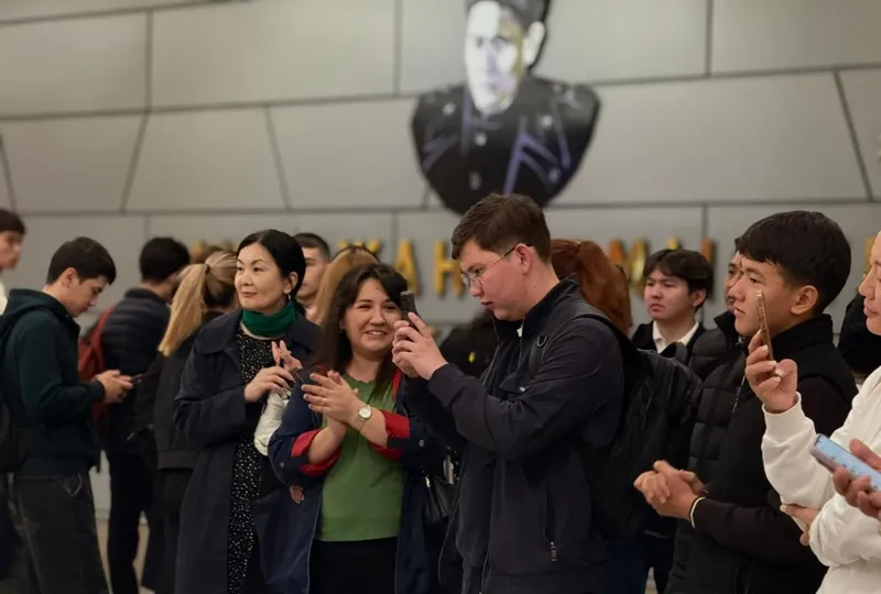 Перформанс артистов покорил пассажиров алматинского метро, фото - Новости Zakon.kz от 18.09.2025 17:11