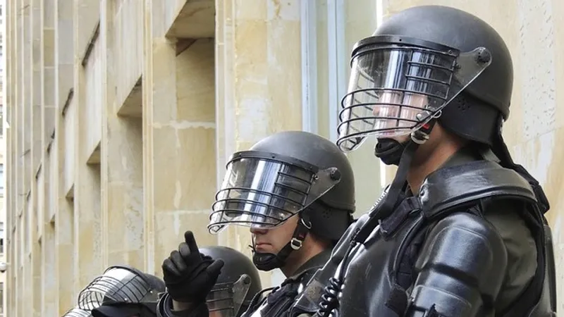 Массовые аресты и столкновения: митинги в Париже переросли в конфликт с полицией