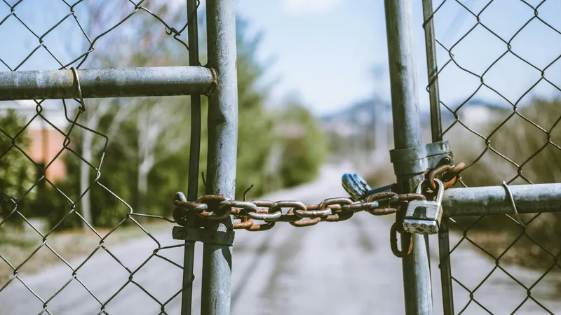 Казахстанец штурмовал ворота прокуратуры, думая, что пришел к другу