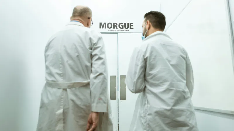 Российских ритуальщиков шокировало тело со странным содержимым