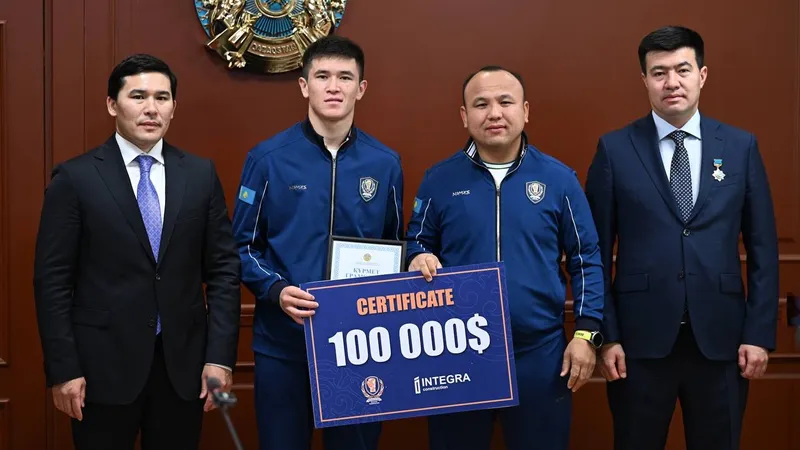 Казахстанским чемпионам по боксу вручили сертификаты до 100 тысяч долларов