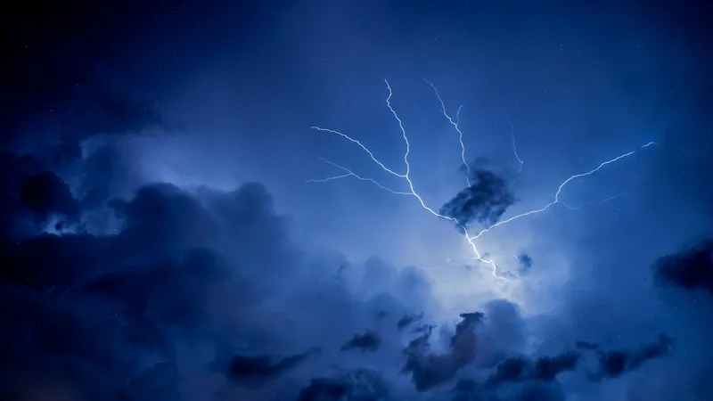 Гроза, заморозки и шквальный ветер: синоптики предупредили о непогоде 21 сентября