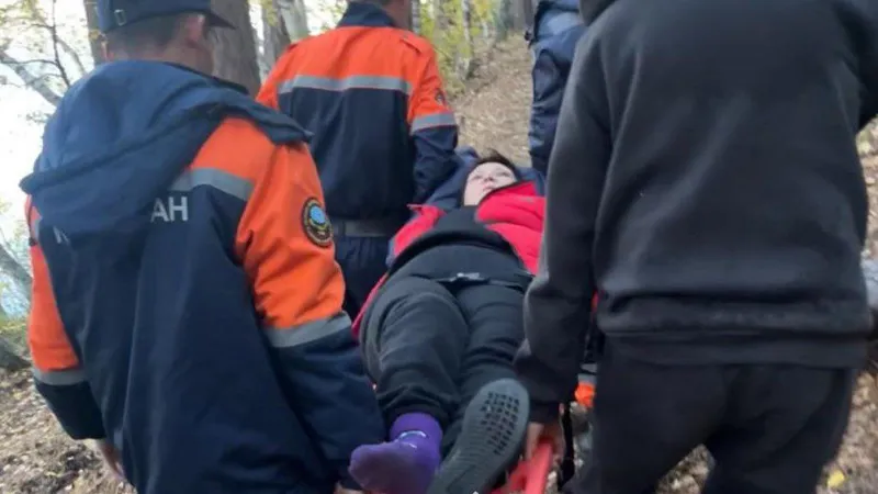 Женщина оказалась в опасной ловушке, сломав ногу в горах в Карагандинской области