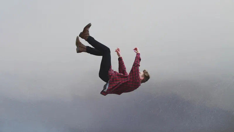 Почему мы "падаем" во сне и как с этим справиться