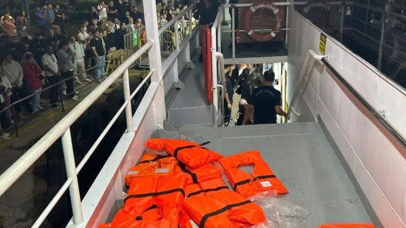 После столкновения парома и сухогруза в Турции пострадали люди