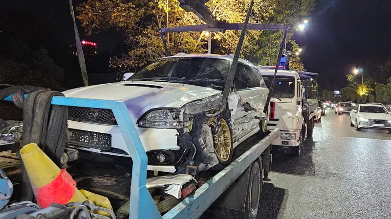 Легковушка протаранила деревья и врезалась во встречное авто в Алматы