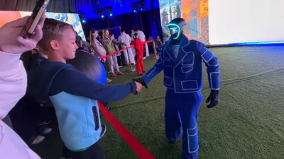 Под шаныраком инновации: роботы обняли алматинцев, фото - Новости Zakon.kz от 21.09.2025 13:44