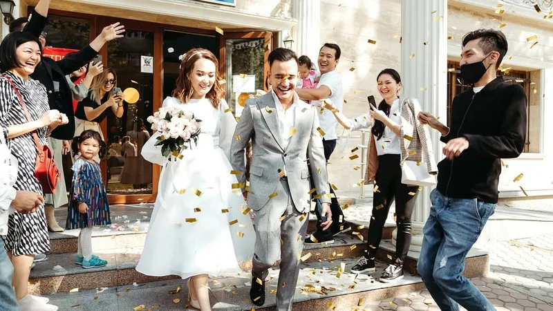 5 лет вместе: жена Али Окапова опубликовала архивные фотографии из загса