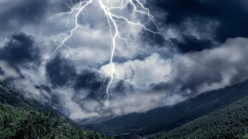 Гроза и усиление ветра: во всех регионах РК объявили штормовое предупреждение