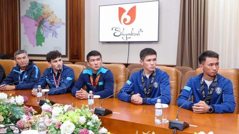 Аким Шымкента встретился с чемпионами мира и Азии