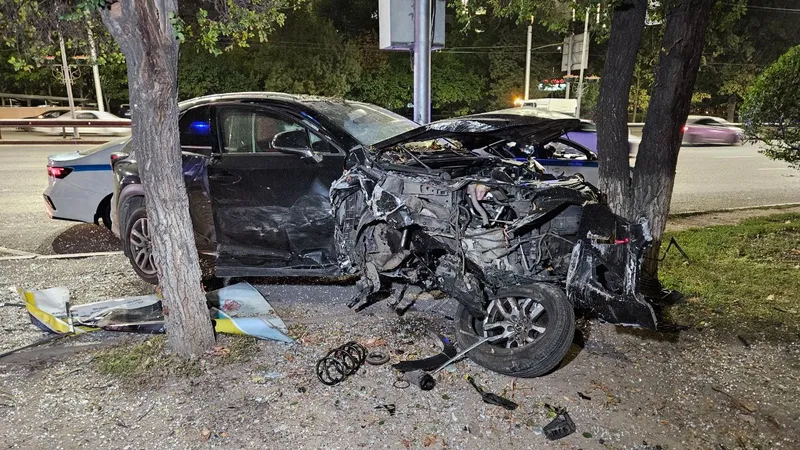 Lexus с детьми в салоне врезался в автобусную остановку в Алматы