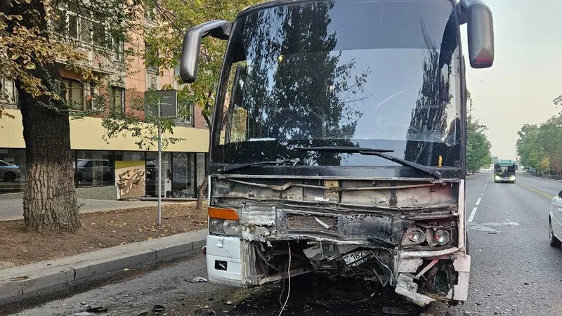 В Алматы столкнулись Mitsubishi и автобус, водитель госпитализирован