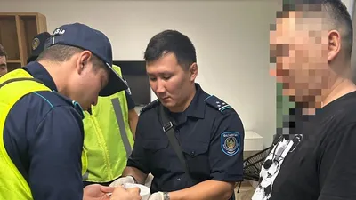 полиция Алматы и задержанный, фото - Новости Zakon.kz от 22.09.2025 09:14