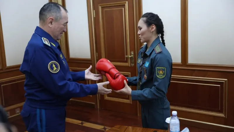 Министр обороны наградил медалью двукратную чемпионку мира по боксу